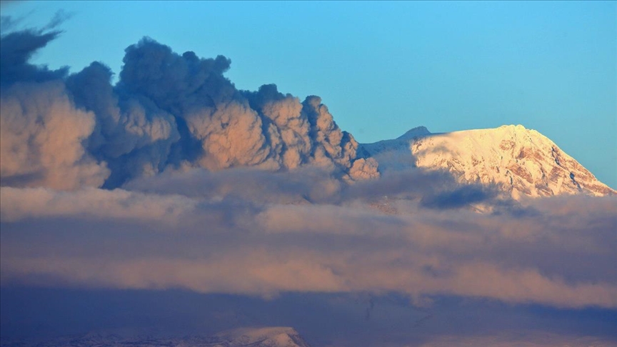 Вулкан Шивелуч на Камчатке выбросил столб пепла на высоту до 6 км 