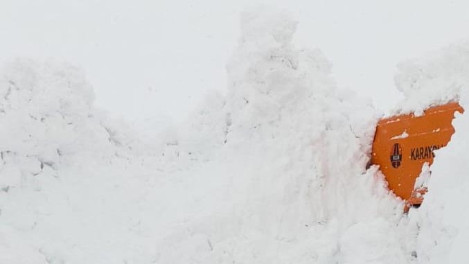 Muş-Kulp kara yolunda yol açma çalışması yapan iş makinesinin üzerine çığ düştü