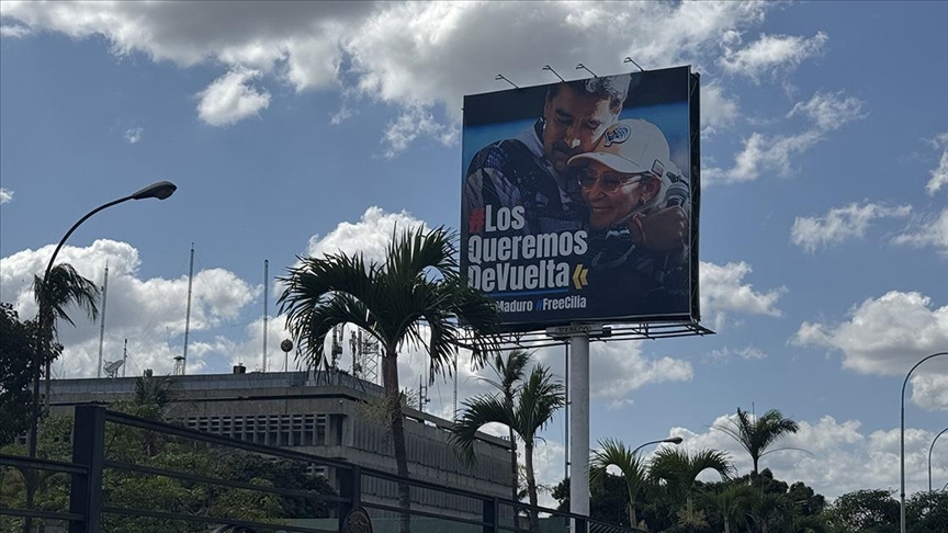 Venezuela'da otoyola Maduro ve eşi için "sizleri geri istiyoruz" afişleri asıldı
