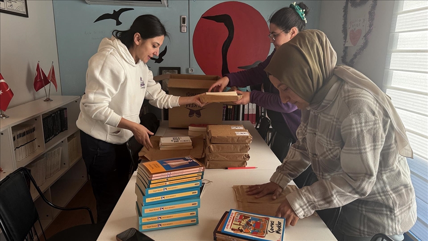 Sağlıkçı olarak geldiği deprem bölgesine 21 kütüphane, 135 bin kitap kazandırdı 