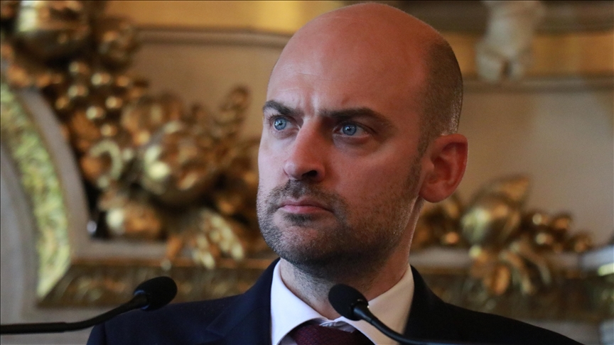 France: lorsque Jean-Noël Barrot « cherche colonne vertébrale pour Jordan Bardella »