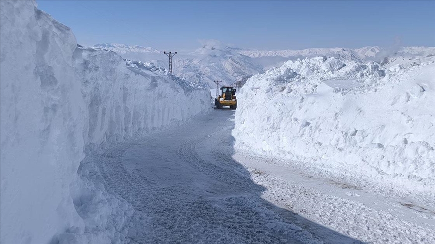 "Kar kaplanları" 5 ailenin yaşadığı yaylanın yolunu açmak için mücadele veriyor