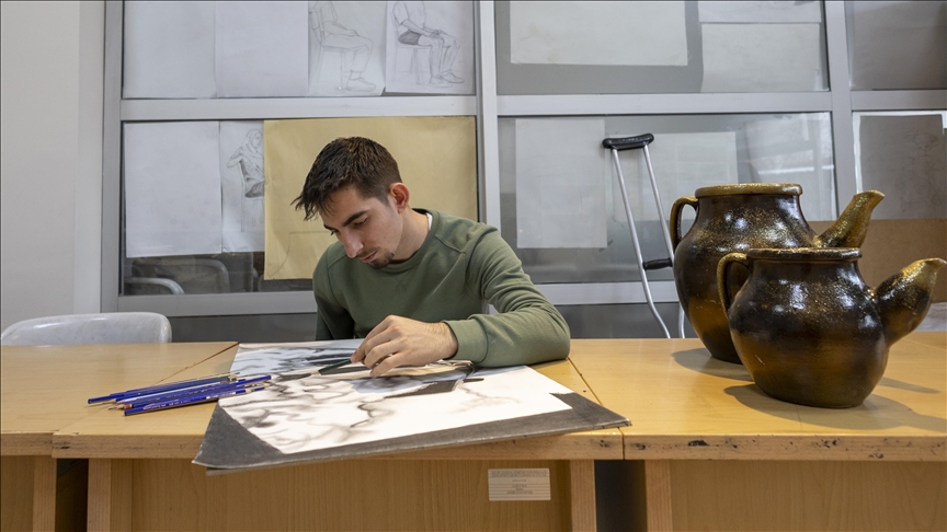 Depremde kolunu ve bacağını kaybeden genç resimle engelleri aşıyor