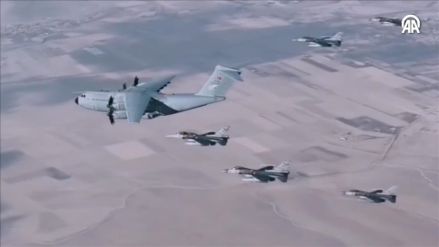 MSB, A400M uçağından yapılan paraşüt atlayışına ilişkin görüntüleri paylaştı