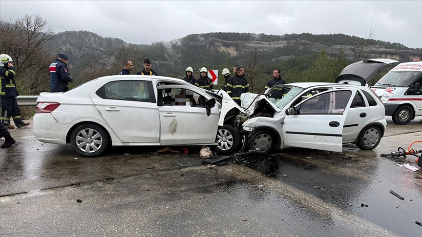 Burdur'da iki otomobilin çarpıştığı kazada 7 kişi hayatını kaybetti