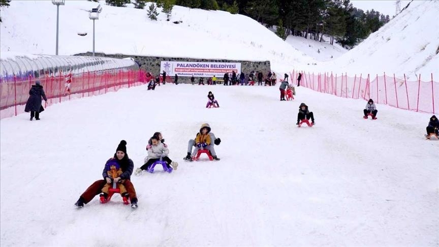 Li navendên xweşiqitandinê qalindahiya berfê herî zêde bi 237 santêmî va li Palandokenê hat pîvan