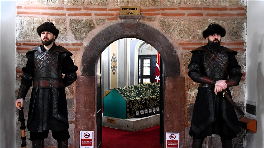 Ertuğrul Gazi Türbesi'nde saygı nöbeti tarihi dokuya uygun şekilde yenilendi