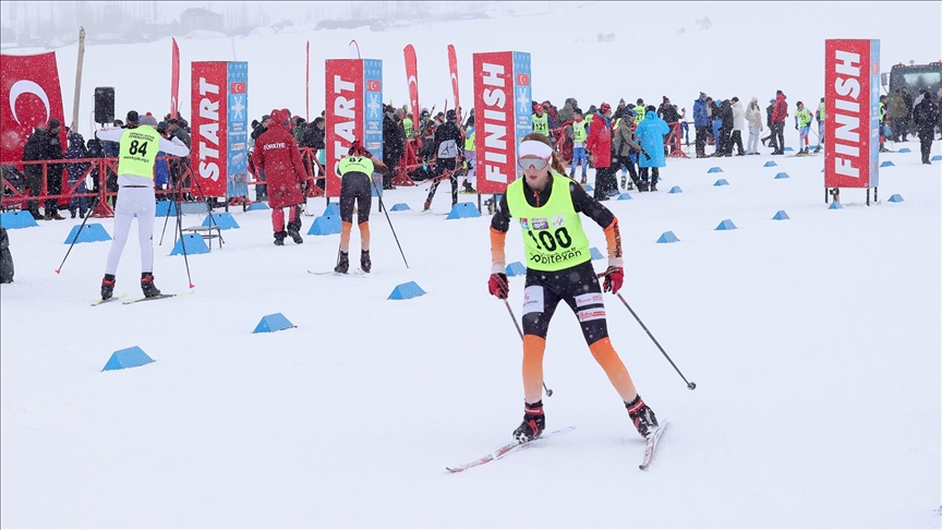 Hakkari'nin karlı dağları birçok ilden gelen sporcularla renklendi
