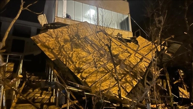 Tekirdağ'da kuvvetli rüzgar nedeniyle bir ev ve iş yerinin çatısı uçtu 