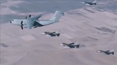 الدفاع التركية تنشر مشاهد لتدريبات جنودها على القفز المظللي