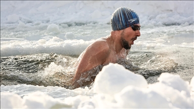 Notarët sfidojnë ujërat e akullta në Kupën e Notit Dimëror në Novosibirsk të Rusisë