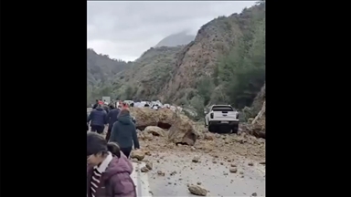 Antalya-Isparta yolunda heyelan meydana geldi