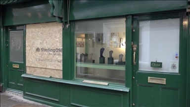 Londra'nın seçkin semtlerinden Richmond'da gündüz yapılan soygun güvenlik endişelerini artırdı