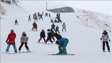Palandöken Kayak Merkezi'nin otel ve pistleri tatilde kayakseverlerle doldu