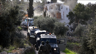 الجيش الإسرائيلي يصيب 4 فلسطينيين ويهدم منزلا جنوبي الضفة