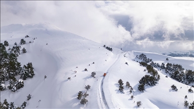 Kar kalınlığının yer yer 1 metreye ulaştığı Nalbant Geçidi dronla görüntülendi