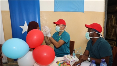 مسح طبي تركي لطلاب دار أيتام بمقديشو