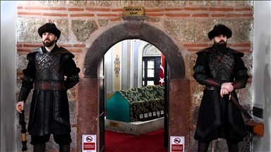 Ertuğrul Gazi Türbesi'nde saygı nöbeti tarihi dokuya uygun şekilde yenilendi