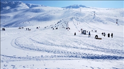 Göl manzaralı kayak merkezinde yarıyıl tatili yoğunluğu yaşandı 