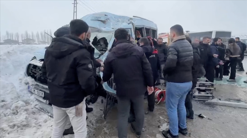 Hakkari'de otobüs ile minibüsün çarpıştığı kazada 18 kişi yaralandı