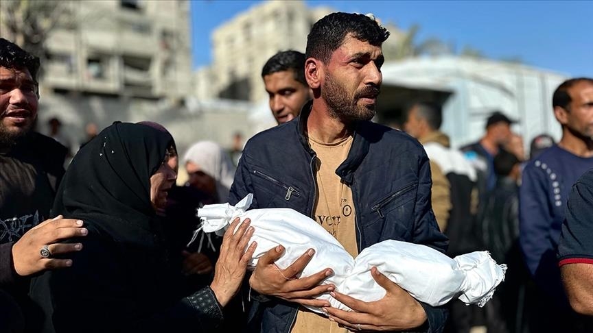 İsrail'in Gazze'de bir okulu ve çadırları hedef aldığı saldırıda biri bebek 3 kişi hayatını kaybetti