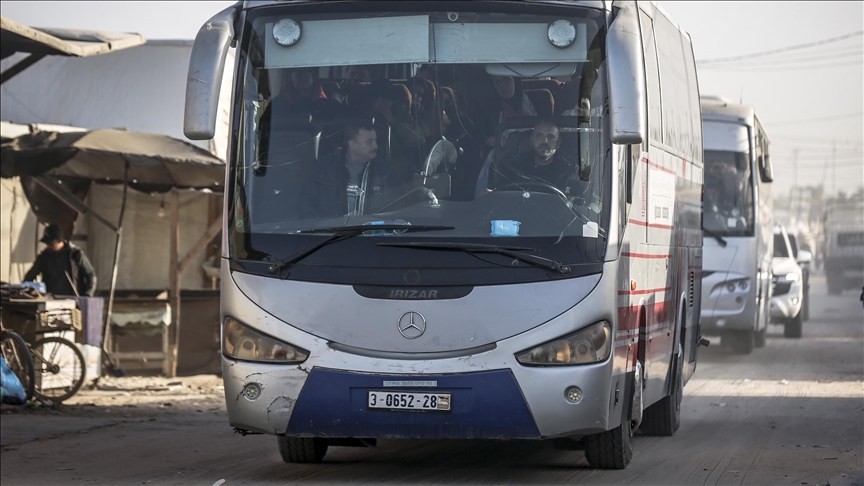 غزة.. أول حافلة تقل مرضى تتجه من خان يونس إلى معبر رفح