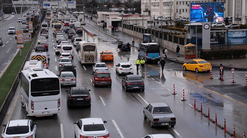 Ankara'da yarıyıl tatilin ardından okulların açılmasıyla trafik yoğunluğu oluştu