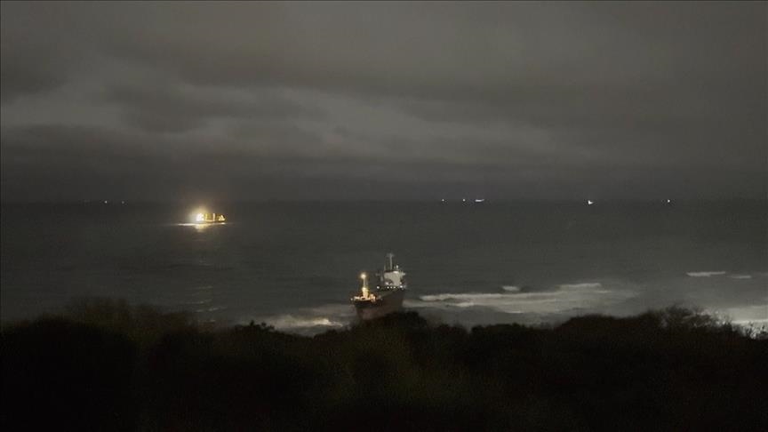 Грузовое судно под флагом Комор село на мель у берегов Стамбула