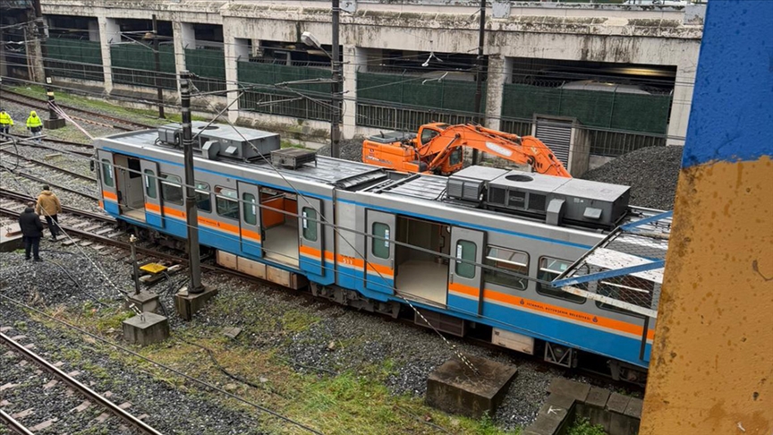 Esenler'de raydan çıkan metro nedeniyle yolcular tahliye edildi