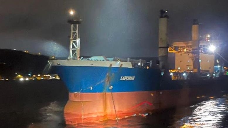 İstanbul Boğazı'nda arızalanıp sürüklenen kuru yük gemisi kurtarıldı