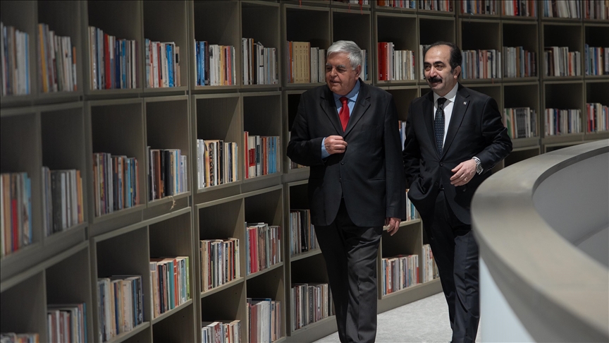 Siyaset bilimci Prof. Dr. Özdemir, 4 bini aşkın kitabını TTK'ye bağışladı