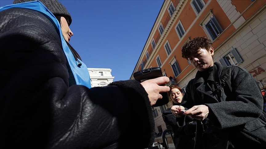 Roma'nın tarihi Trevi Çeşmesi turistler için ücretli hale geldi