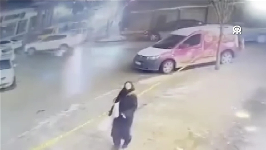 Erzurum'da bir kadın çatıdan düşen buz kütlelerinin altında kalmaktan son anda kurtuldu