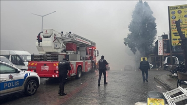 Başakşehir'de sanayi sitesinde çıkan yangına müdahale ediliyor
