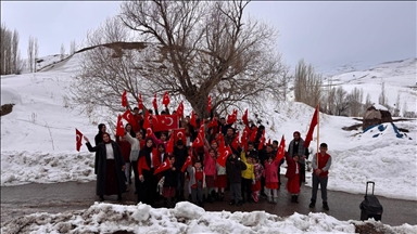 Erzurum'un kırsal mahallesindeki öğrenciler "bayrak sevgisi"ni sokağa taşıdı