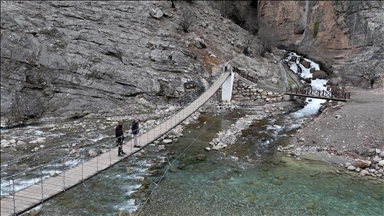 Göksu Şelalesi, yenilenen asma köprüsüyle doğaseverlere keyifli yolculuk sunuyor