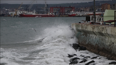 Tekirdağ'ın Malkara ve Saray ilçelerinde olumsuz hava koşulları nedeniyle eğitime ara verildi