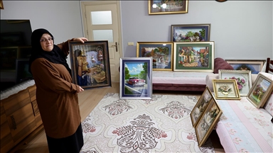 Mahallesindeki kursta öğrendiği rölyef tekniğiyle 12 yıldır üç boyutlu tablolar yapıyor