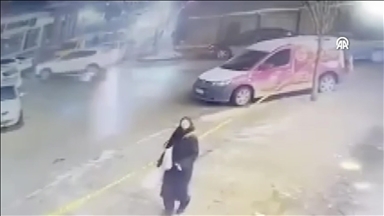 Erzurum'da bir kadın çatıdan düşen buz kütlelerinin altında kalmaktan son anda kurtuldu