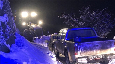 Şırnak'ta yolu kardan kapanan köyde mahsur kalan hasta çocuk hastaneye ulaştırıldı