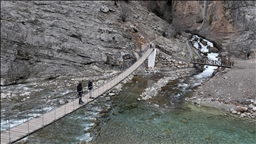 Göksu Şelalesi, yenilenen asma köprüsüyle doğaseverlere keyifli yolculuk sunuyor