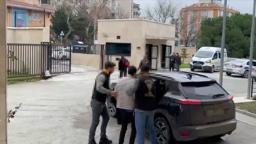 Türk bayrağını asılı olduğu yerden söküp yerde sürükleyen şüpheli gözaltına alındı