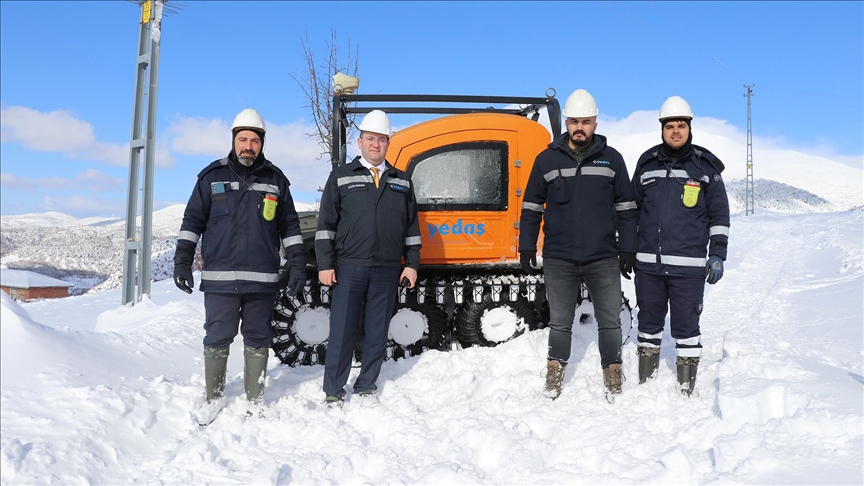 YEDAŞ ekipleri kesintisiz elektrik için zorlu kış şartlarında görev yapıyor
