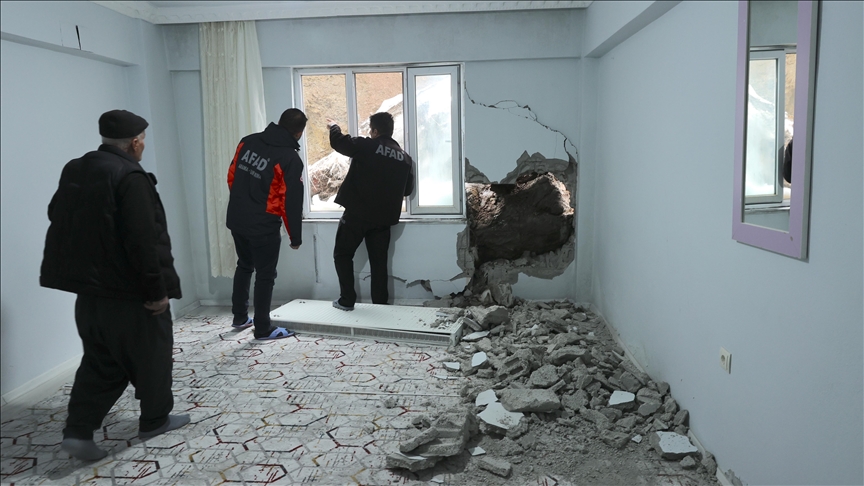 Li Hekariyê zinarê ku ji palê tilol bû, dîwarê xaniyekî qul kir