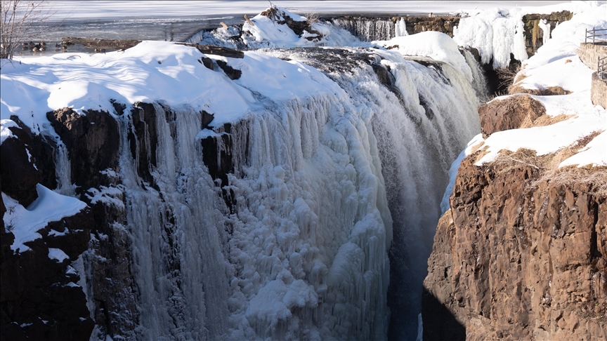 SHBA, ujëvara Great Falls shndërrohet në një spektakël mahnitës pas ngrirjes nga i ftohti ekstrem