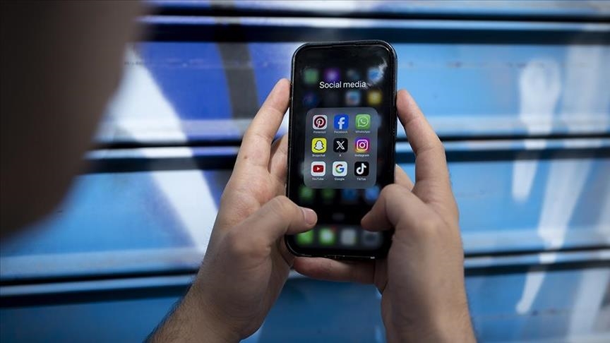 Spanja do të ndalojë hyrjen e personave nën 16 vjeç në rrjetet sociale