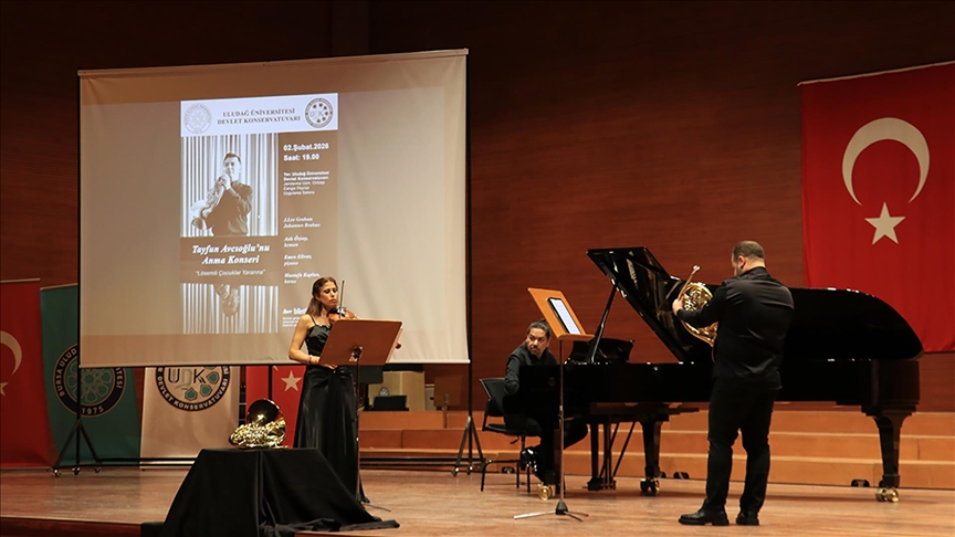 Konser öncesi hayatını kaybeden sanatçının enstrümanıyla lösemili çocuklar için sahne aldılar