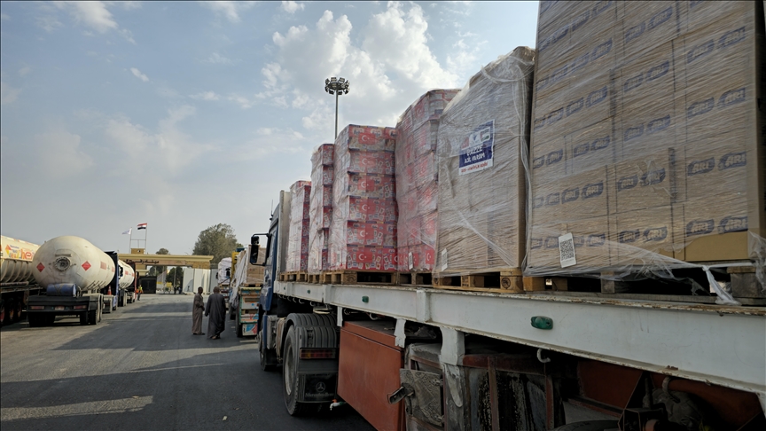 Kamionë me ndihma hyjnë në Gaza pasi hapet kalimi kufitar në Rafah