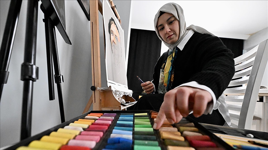 Depremin ardından kurduğu yeni yaşamında resimle hayata tutundu