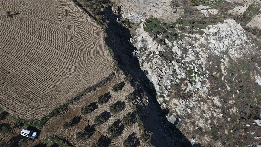 Hatay'da 400 metrelik fay yarığı oluşan zeytinlikte "toprak kayması" sürebilir uyarısı